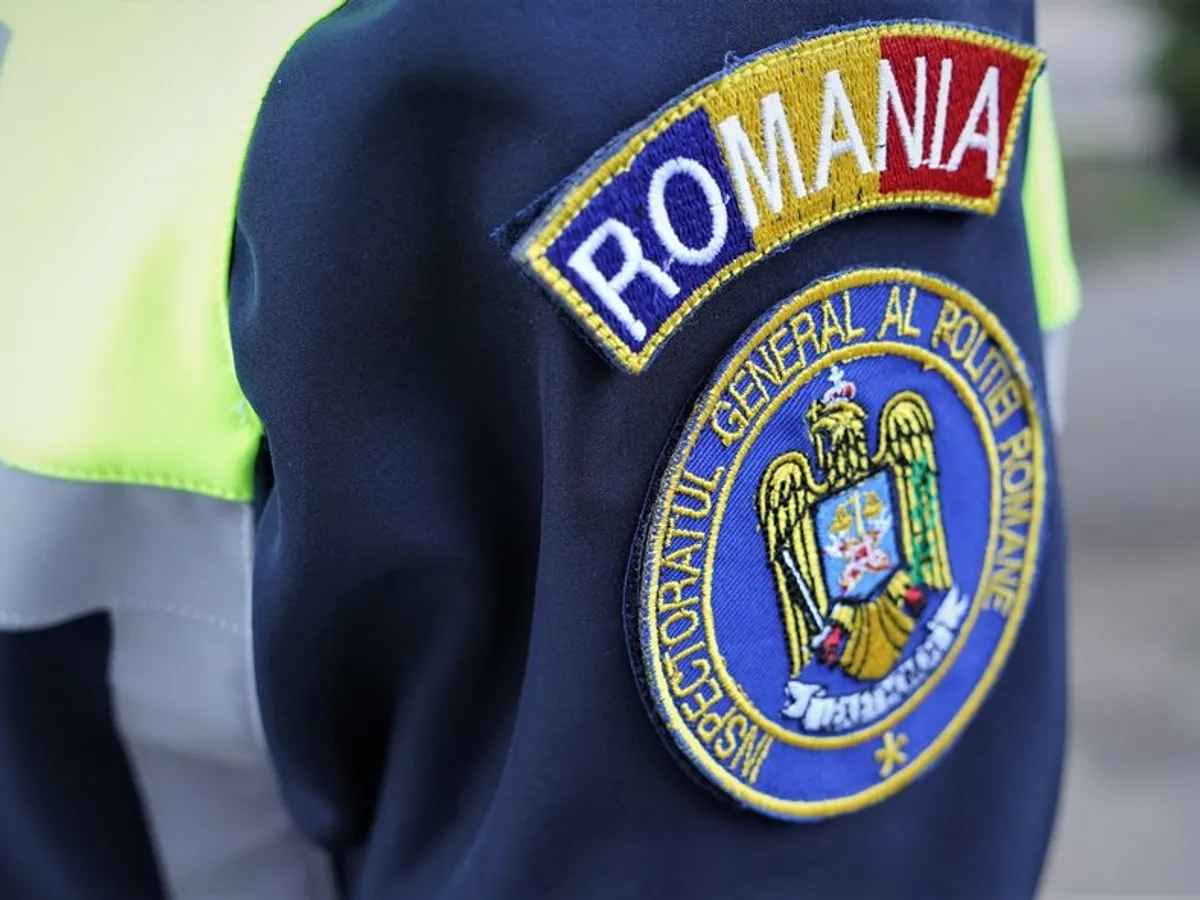 S-a deghizat în polițist și a oprit o mașină în trafic, însă o singură greșeală l-a dat de gol