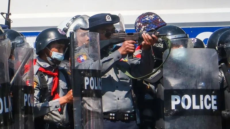 Şeful diplomaţiei UE şi preşedintele SUA condamnă reprimarea violentă a protestelor din Myanmar. / / Foto: dailysabah.com