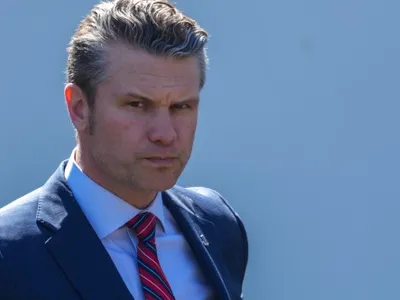 VIDEO Incident la bordul avionului care-l transportă pe secretarul Apărării din SUA, Pete Hegseth. Aeronava a afișat un cod de urgență