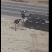 Viral! Un bucureștean și-a transformat Passat-ul break în roabă pentru a fura nisip de pe drum - Foto: captură video