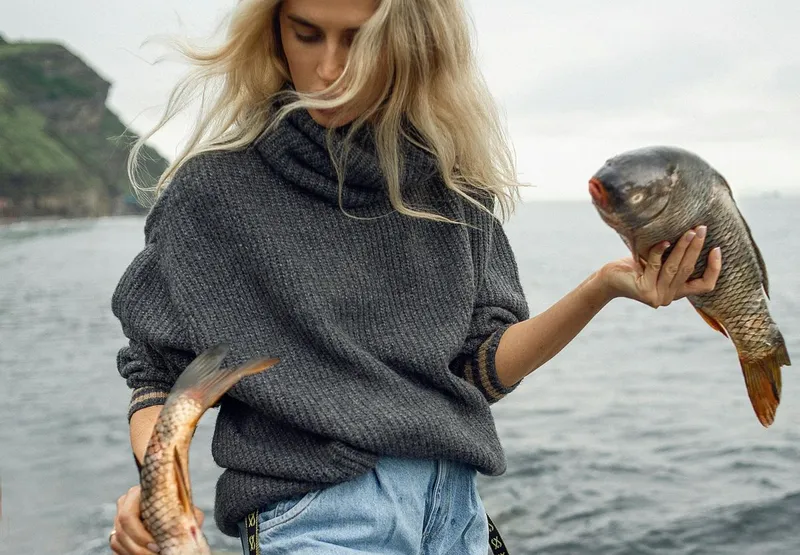 Femeie-pescar care a prins doi peşti - Foto: Pexels/Kate Gundareva