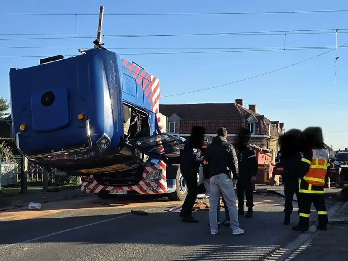 Accident feroviar grav în Franța. Un tren TGV s-a ciocnit cu un camion. Mecanicul a murit. 27 persoane, rănite