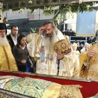 Preoți la racla Sf. Parascheva/FOTO: ziaruldeiasi.ro
