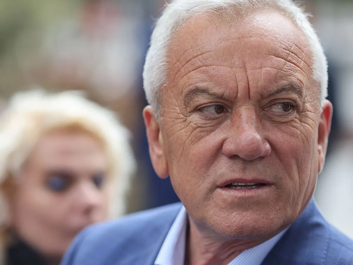Constantin Toma, primarul Buzăului, în timpul vizitei premeirului Ciolacu în localitate - Foto: INQUAM PHOTOS/George Călin