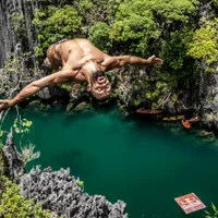 Săritorul român Constantin Popovici, pe podium în prima etapă a seriei mondiale Cliff Diving 2025 - Foto: Red Bull