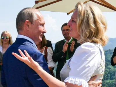 Prietena lui Putin, fosta șefă a diplomației din Austria, Karin Kneissl, ar putea rămâne fără cetățenie