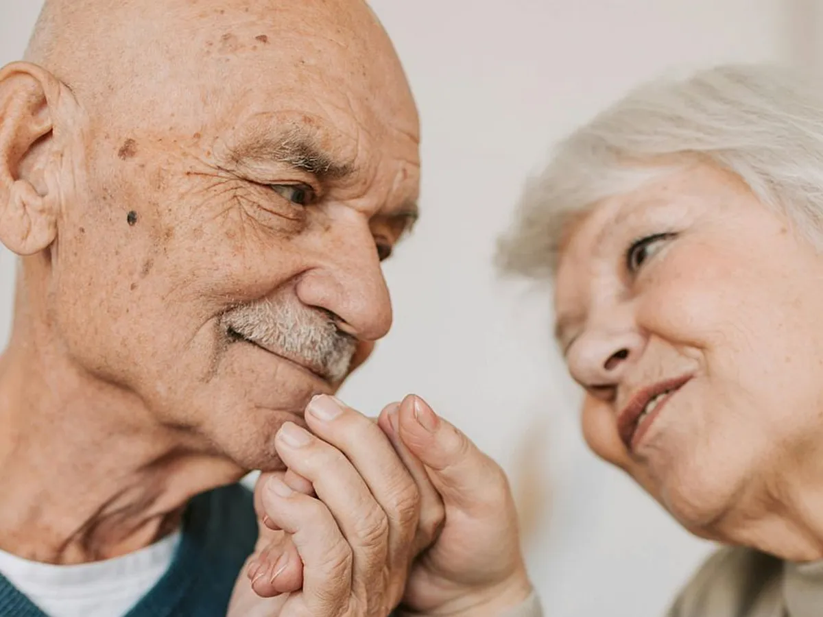 Cuplu în etate, ţinâmndu-se de mână şi privindu-se-n ochi - Foto: Pexels/Vlada Karpovich
