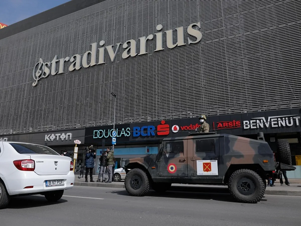 Militarii, pe străzile Capitalei, în prima zi de aplicare a Ordonanței Militare Nr. 3. FOTO: Inquam Photos / George Calin