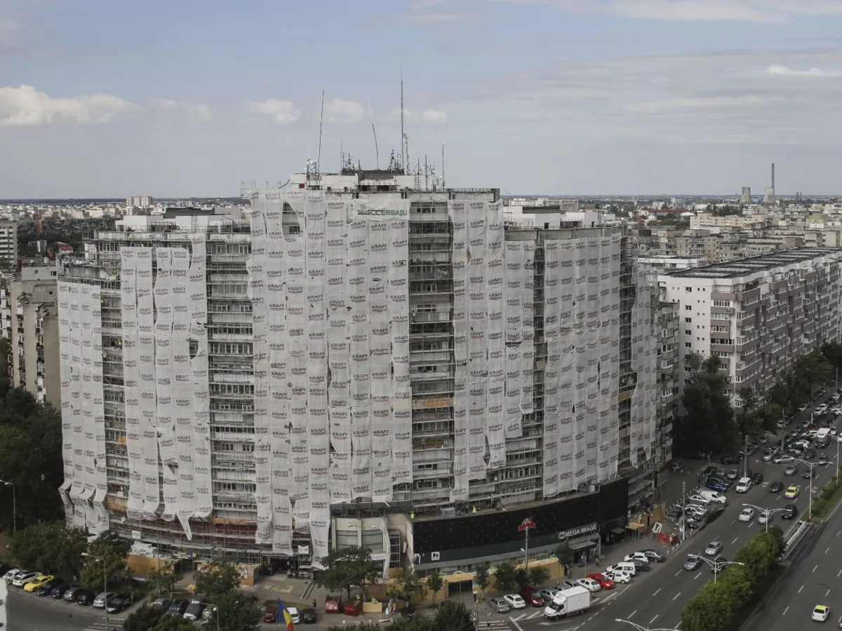 Blocul Rotund, de 18 etaje, din intersecţia Lujerului, de la intrarea în Cartierul Militari, plin de antene GSM - Foto: INQUAM PHOTOS/Octav Ganea
