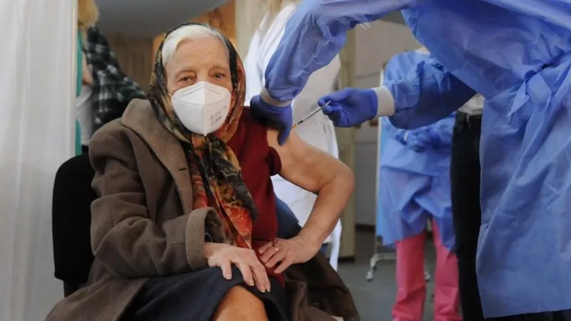 Zoea Baltag, care a primit duminică doza de rapel, are 105 ani/FOTO: Facebook/RO Vaccinare