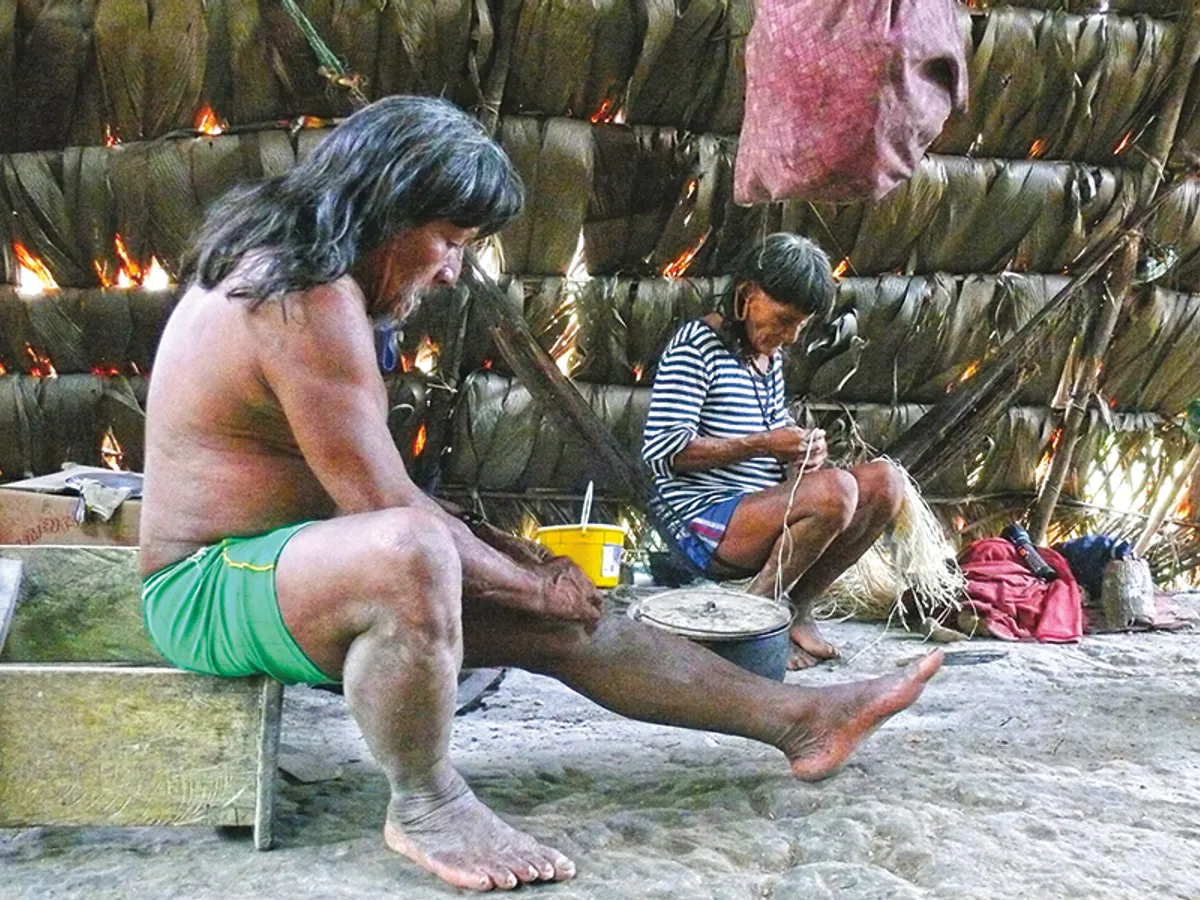 Moment casnic în colibă indigenă