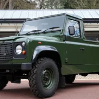 Prințul Philip și-a făcut singur dricul: un Land Rover Defender de culoare Dark Bronze Green. / Foto: bbc.com
