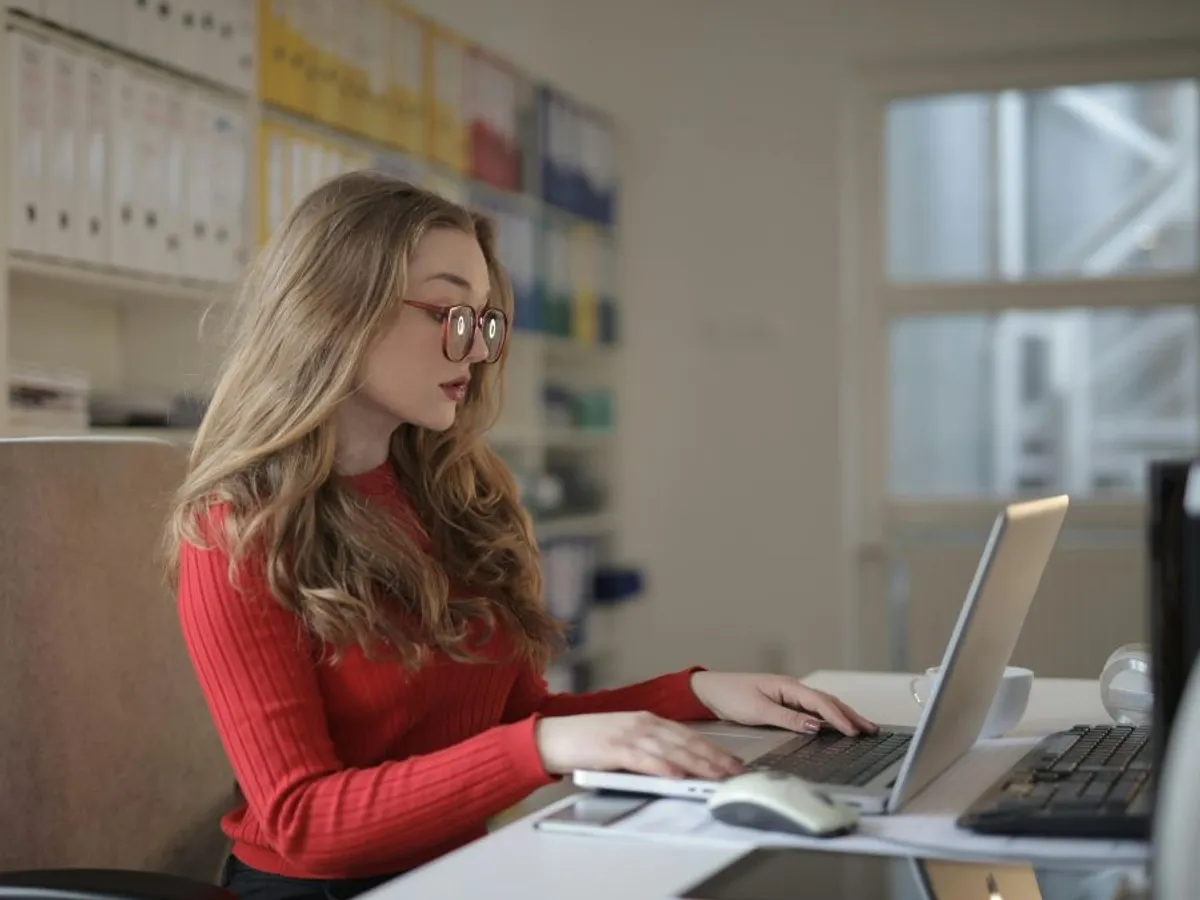 Femeie concentrată lucrând la laptop - Foto: Pexels/Andrea Piacquadio