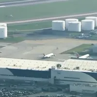 Unui avion Boeing 757, cu 190 de oameni la bord, i s-a rupt roata față la decolare - Foto: captură video