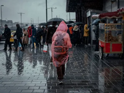 Persoană care merge prin ploaie - Foto: Pexels (Imagine cu rol ilustrativ)