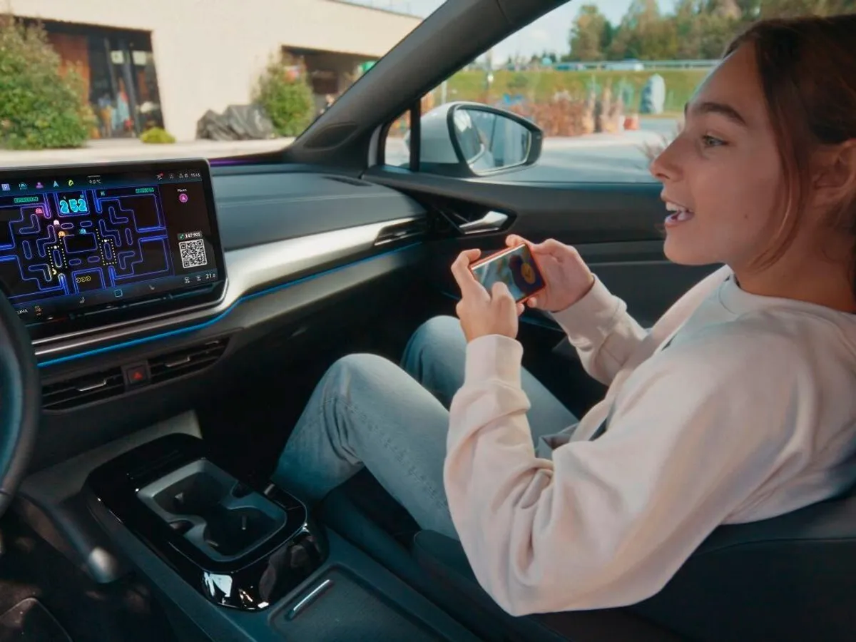 Te plictisești cu mașina electrică la încărcat? VW te invită să joci Pac-Man, Mercedes, Angry Birds - Foto: VW