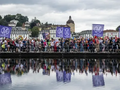 Protest de amploare împotriva măsurilor anti-COVID, la Lucerna, în Elveția: un polițist rănit. / Foto: swissinfo.ch