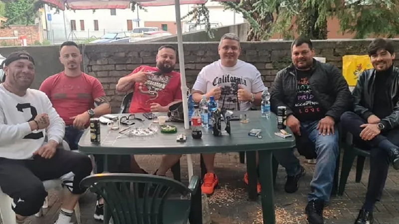 Mircea Nenunu (în centru cu tricou alb) și prietenii (imagine cu rol ilustrativ) Foto: Facebook
