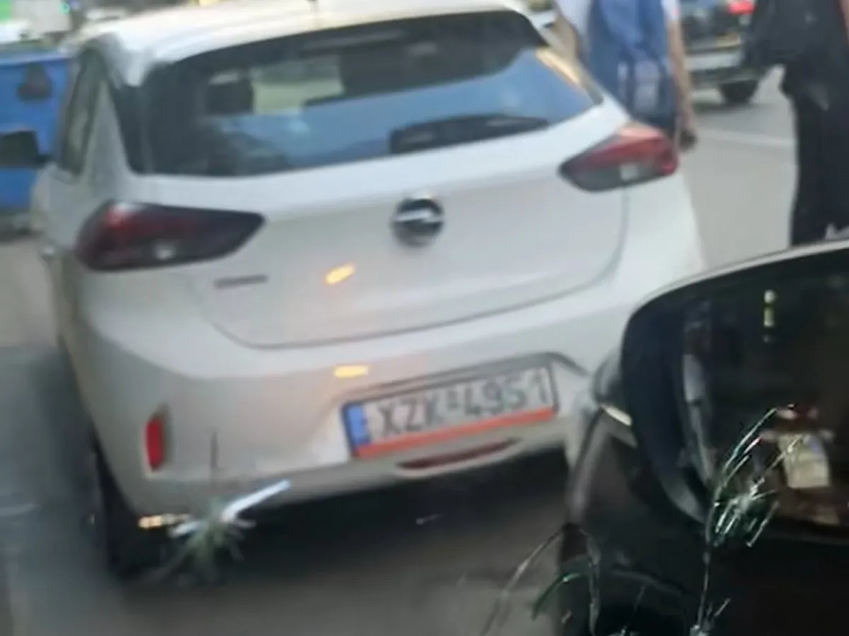 Mașina unui român, spartă în Salonic - Foto: captură video