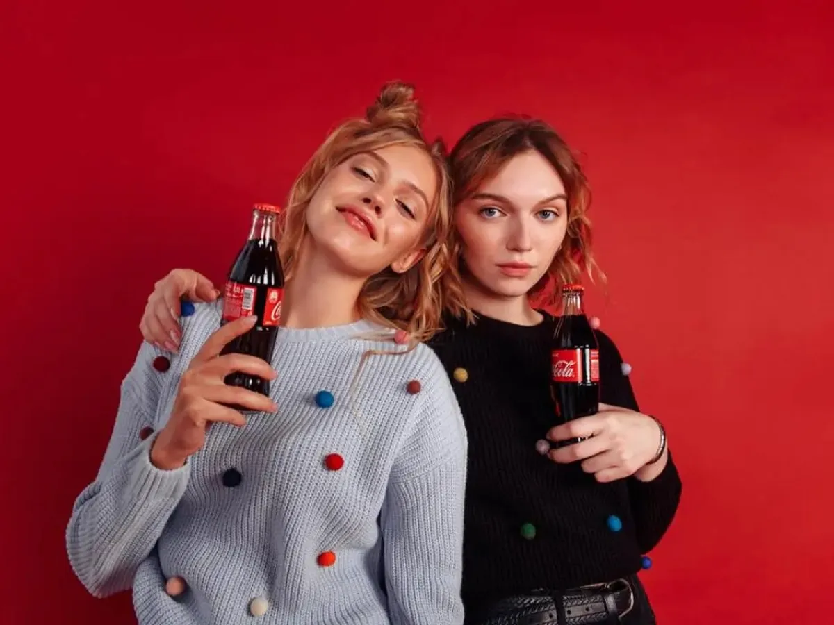 Femei care consumă Coca-cola / Profimedia Images (imagine cu rol ilustrativ)
