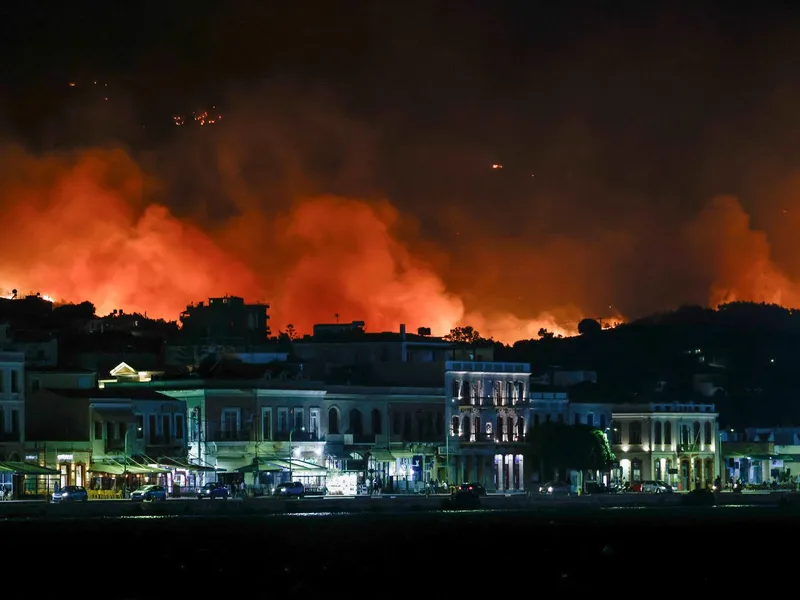 Insulă din Grecia, mistuită de flăcări. Localnicii și turiștii, evacuați din calea incendiilor - Foto: Profimedia images