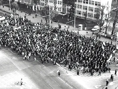 MANIFESTAȚIE Mii de muncitori au plecat pe jos spre centrul Brașovului și pe drum li s-au alăturat muncitori de la alte mari platforme industriale brașovene - Foto: RFI