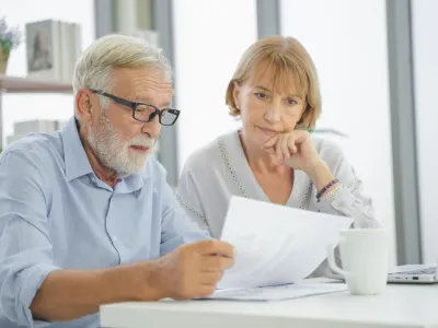 Un ministru admite că legea pensiilor i-a lăsat cu mai puțini bani pe pensionarii cu grupe. Ce propune?