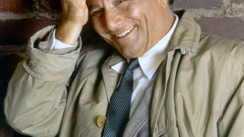 Rugat de Ceaușescu, Columbo transmite un mesaj românilor și împiedică o revoltă - Foto: Profimedia