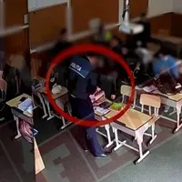 Elevi percheziționați de polițiști - Foto: Adevarul.ro