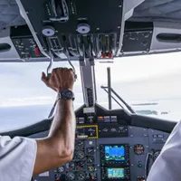 Cei doi piloți au fost suspendați