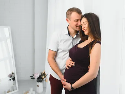 Cuplu cu femeie însărcinată - Foto: Freepik (Imagine cu rol ilustrativ)