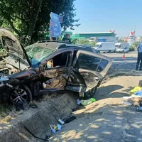 O tânără cu un Land Rover Freelander vechi nu a oprit la „Stop” și a făcut „garaj” un Sandero. / Foto: Info Trafic 24, Facebook