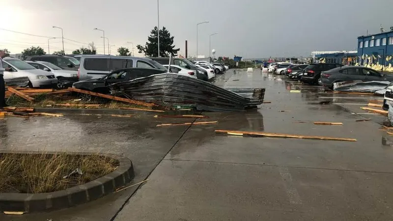 Oradea, devastată de furtună. Pagube mari, la aeroport. Vântul a bătut și cu peste 100 km/h - Foto: Facebook/Bogdan Orescovici