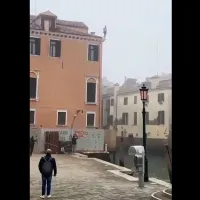 Autorităţile din Veneția îl vânează pe insul care a sărit de pe o clădire cu 3 etaje, într-un canal - Foto: captură video Reddit/lostproton