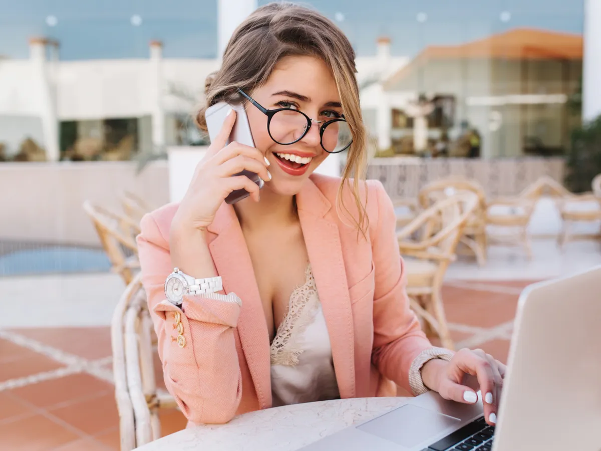 Femeie la birou - Foto: Freepik