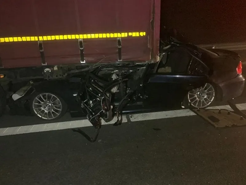 O tânără de 25 de ani a murit după ce a intrat BMW-ul sub un TIR. Voia să se sinucidă. / Foto: lugojinfo.ro