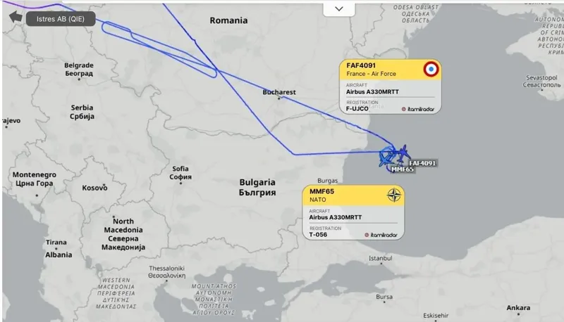 Două aeronave de realimentare &icirc;n zbor Airbus A330 MRTT deasupra Mării Negre - Foto: ItaMilRadar