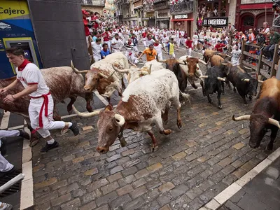 Cursa de tauri de la festivalul San Fermin: Cel puțin 6 persoane luate în coarne pe străzi - Foto: Profimedia Images