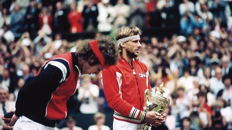 Björn Borg ținând în brațe cupa de argint acordată învingătorului de la Wimbledon. Lângă el, John McEnroe, marele învins
