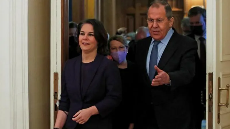 Ministrul rus de Externe, Serghei Lavrov, în cursul unei conferinţe de presă cu şefa diplomaţiei germane, Annalena Baerbock, aflată într-o vizită de lucru la Moscova. / Foto: news.ro