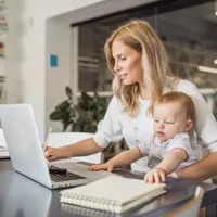 Mamele în concediu pentru creşterea copilului pot obţine venituri de natură salarială. Vezi condiția. / Foto: baby-chick.com