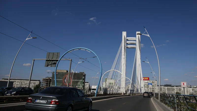 EXCLUSIV Podul Basarab are nevoie urgentă de consolidare. Ce împiedică începerea lucrărilor? - Foto: INQUAM PHOTOS / Octav Ganea