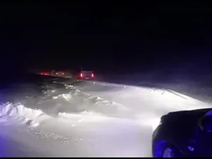 Prima ninsoare mai serioasă, primul „iad alb”: drumuri închise, mașini blocate, accidente / Foto: captură video