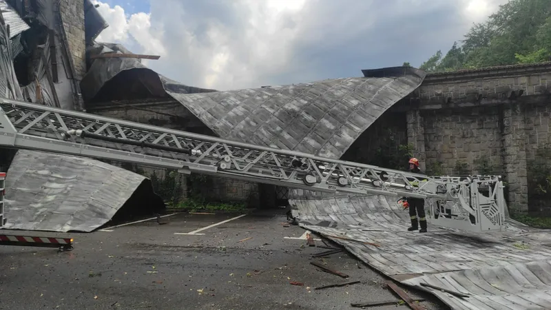 Dezastru la Sinaia după o furtună de 15 minute. Acoperișul gării, smuls de vânt. 4 răniți - Foto: Departamentul pentru Situații de Uregnță