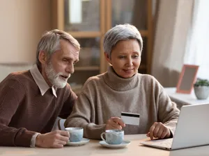 Se fac plățile restante la pensie în mai. Ce bani se virează în conturile pensionarilor în 4 zile? Foto: Freepik (fotografie cu caracter ilustrativ)