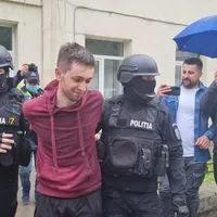 A furat un autoturism, apoi a lovit alte 15 în numai câțiva kilometri. A fugit în ciorapi/FOTO: ziaruldeiasi.ro