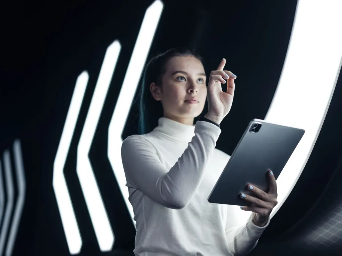 Fată asiatică lucrând pe un ecran futuristic - Foto: Freepik/rawpixel.com