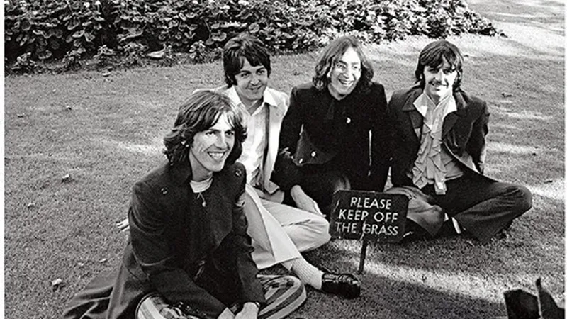 LĂSÂND GLUMA LA O PARTE. Beatleşii – începând din stânga, Harrison, McCartney, Lennon şi Starr – surprinşi într-un moment recreativ în timpul celor patru luni de înregistrări continue din 1968