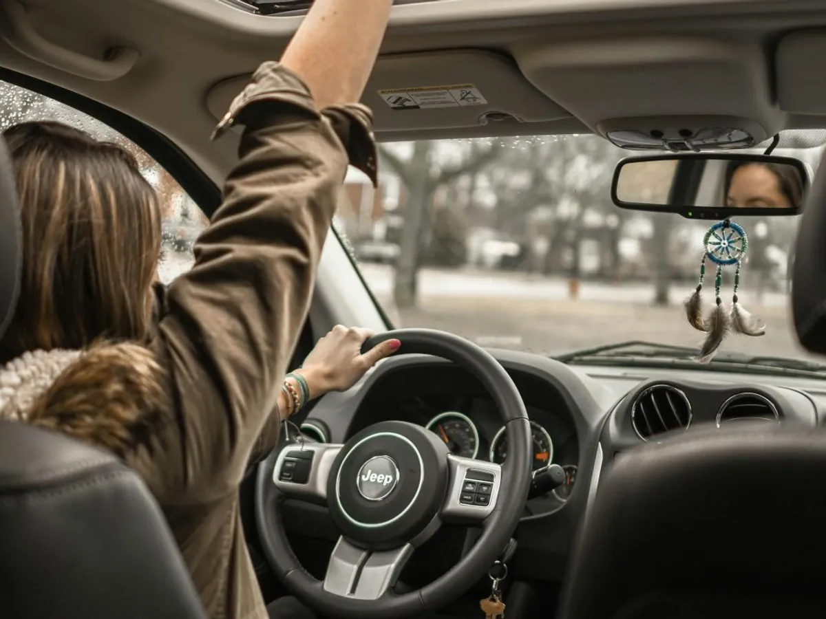 Femeie la volan, conducându-şi maşina - Foto: Pexels/Elements5 Digital