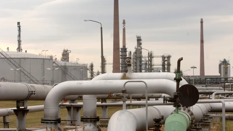 Capătul conductei de petrol Druzhba în rafinăria PCK din Germania de Est/foto: Profimedia Images